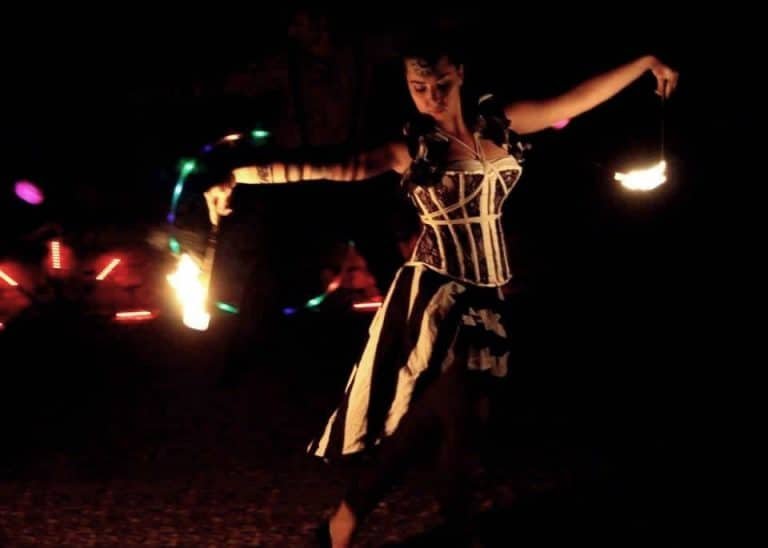 Felkészülés a tűzzsonglőr műsorra