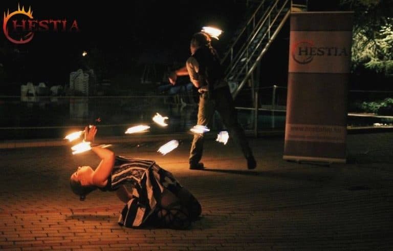 Árajánlat bekérése tűzzsonglőr műsorra